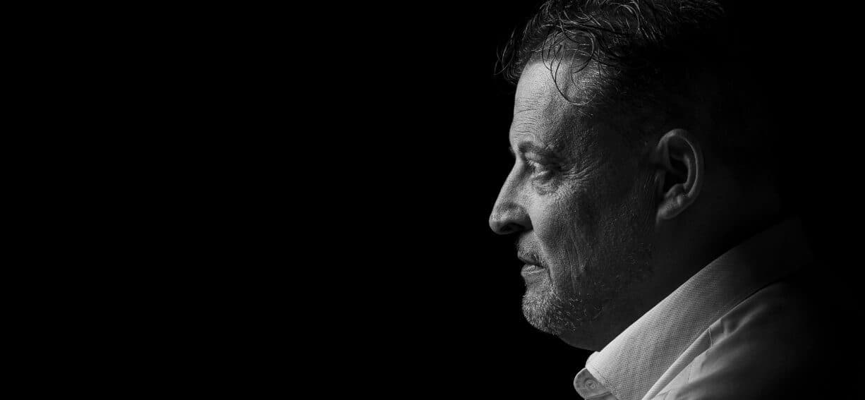Retrato de perfil de Octavio Augusto Prados Cabiedas, CEO de Winking Bus