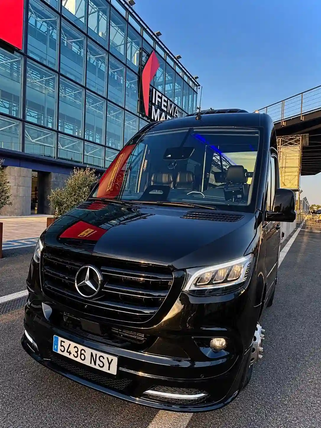 Microbús Mercedes-Benz Sprinter negro de Winking Bus aparcado ante el recinto ferial de IFEMA Madrid