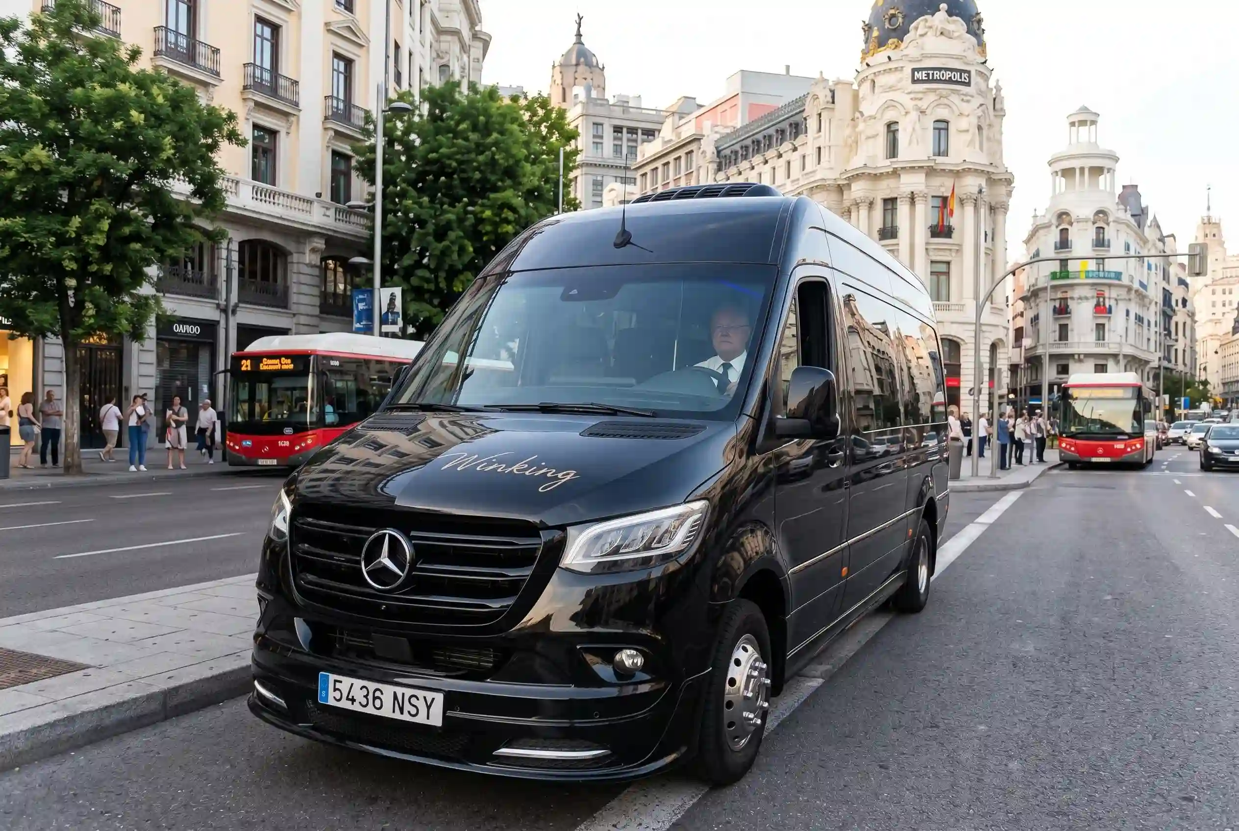 El chófer de Winking Bus al volante del microbús Mercedes-Benz Sprinter de 19 plazas, en el centro de Madrid